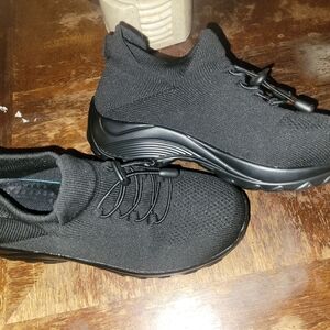 Black Slip-On Athletic Shoes with Textured Knit